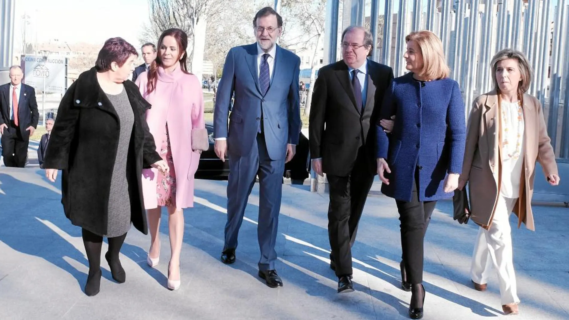 Mariajo Rajoy, Fátima Bañez, Juan Vicente Herrera, María José Salgueiro, Silvia Clemente y Clara Luquero, antes de inaugurar la nueva sede de Segovia