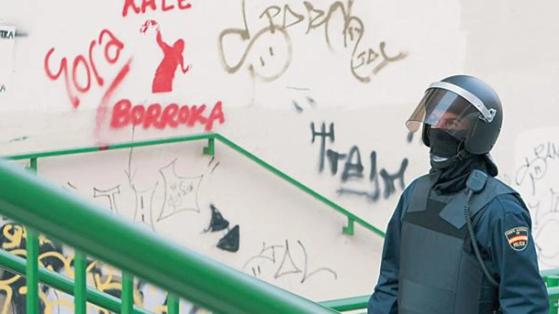 Los detenidos están acusados de terrorismo callejero y de ocultar propaganda proetarra