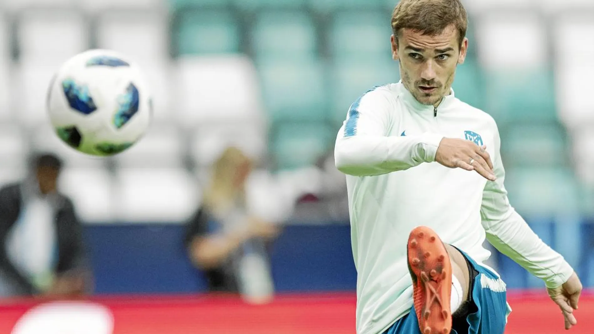 Griezmann dispara a portería en el entreno de ayer en el estadio donde se jugará la final