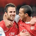 Cesc y Walcott celebran el gol del español en el encuentro de ayer ante el Chelsea