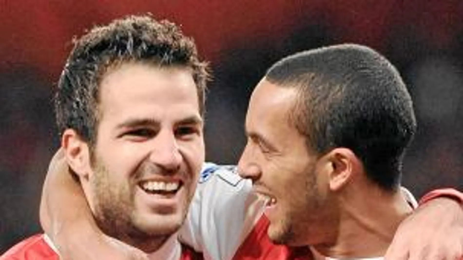 Cesc y Walcott celebran el gol del español en el encuentro de ayer ante el Chelsea