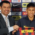 Josep María Bartomeu y Neymar Jr, durante la presentación del jugador brasileño