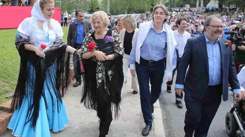 Carmena, hoy, durante su recorrido por la pradera de San Isidro junto a varios miembros del equipo de gobierno municipal.