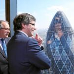Puigdemont, ayer, en las nuevas instalaciones del Banco Sabadelle en la City de Londres