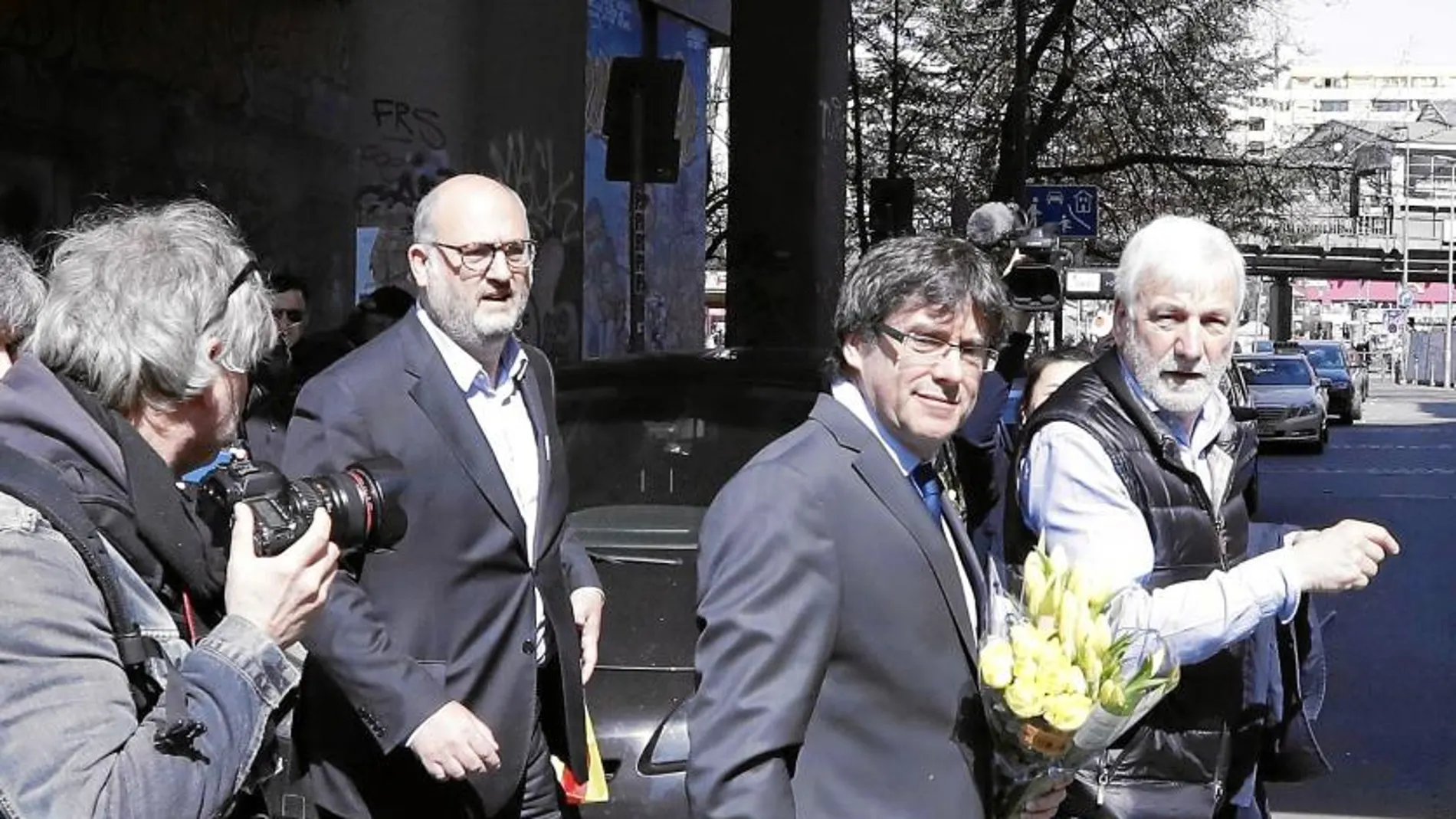 Puigdemont sale de una rueda de prensa en Berlín el pasado 7 de abril