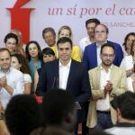 El secretario general del PSOE, Pedro Sánchez (c), acompañado de otros dirigentes del partido y candidatos