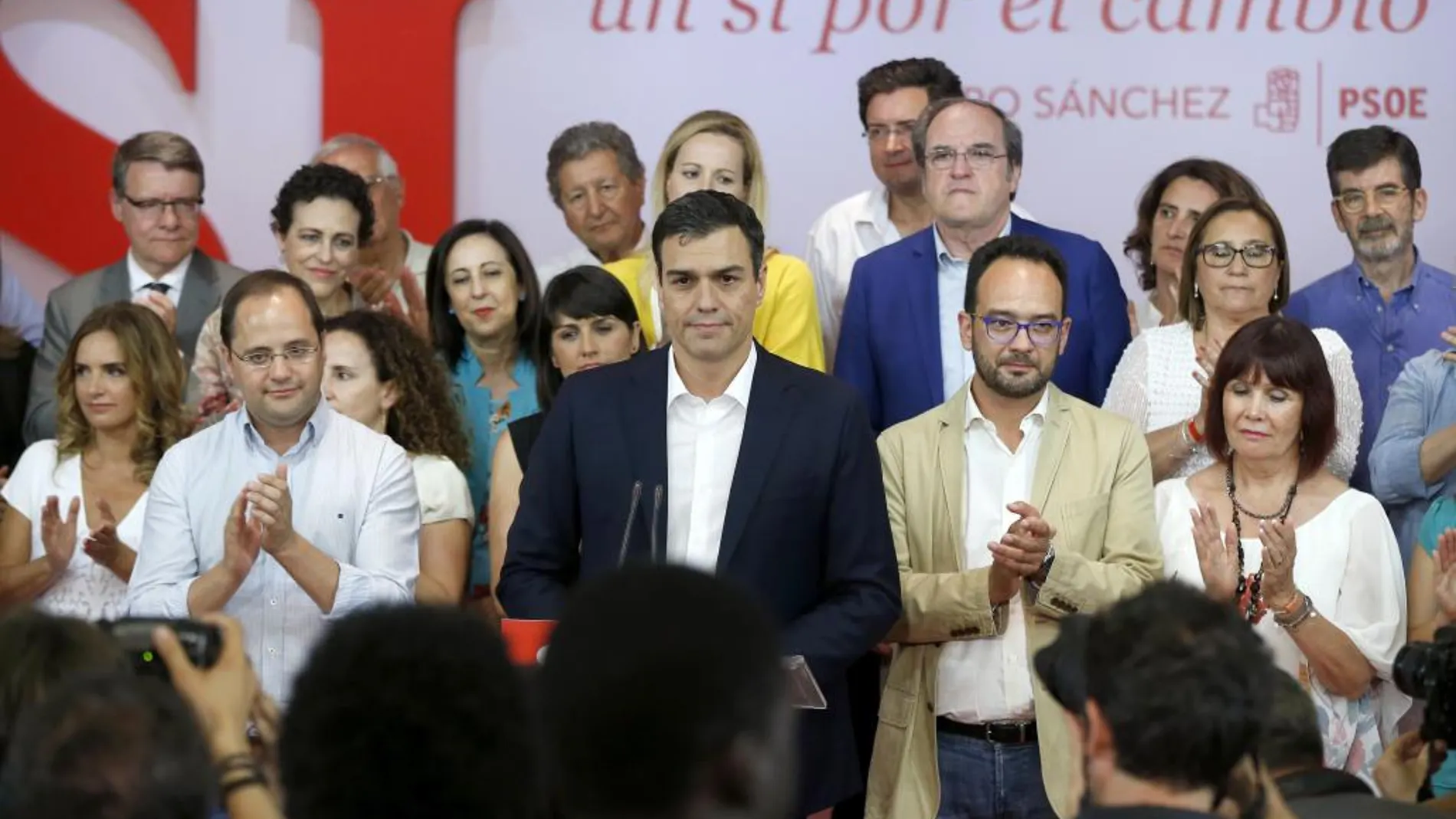 El secretario general del PSOE, Pedro Sánchez (c), acompañado de otros dirigentes del partido y candidatos