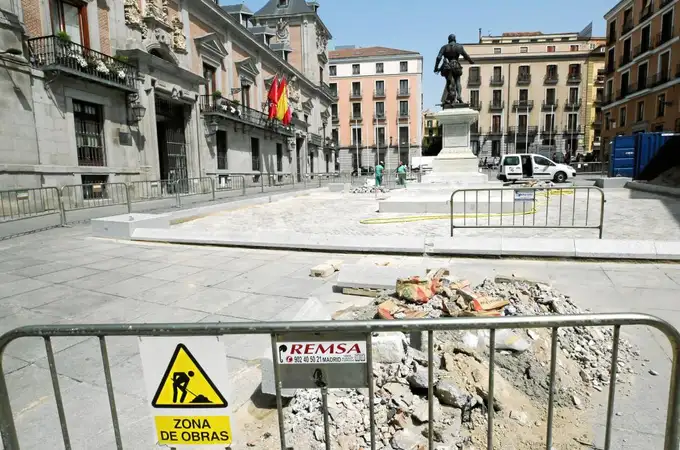 Operación «cemento» en la plaza de la Villa