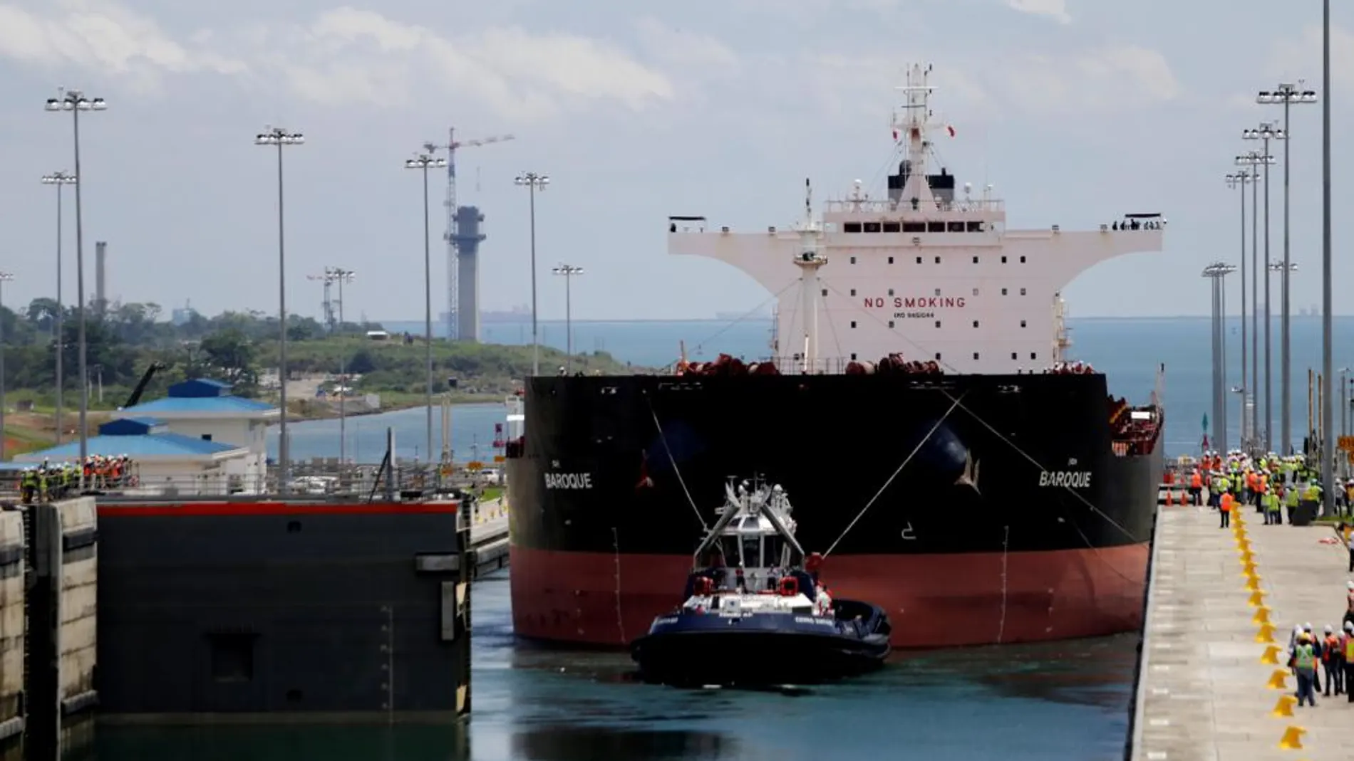 Un primer buque de prueba cruza por el nuevo Canal de Panama