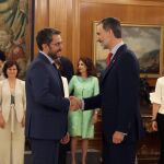 El nuevo ministro de Cultura y Deporte, Màxim Huerta, saluda al rey Felipe VI ante quien ha prometido su cargo / Efe