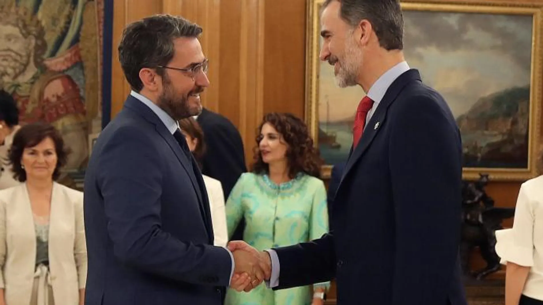 El nuevo ministro de Cultura y Deporte, Màxim Huerta, saluda al rey Felipe VI ante quien ha prometido su cargo / Efe