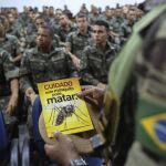 Soldados del Ejército brasileño asisten a una conferencia hoy durante una movilización de limpieza en el interior del cuartel para eliminar los criaderos del mosquito Aedes Aegypt en Sao Paulo