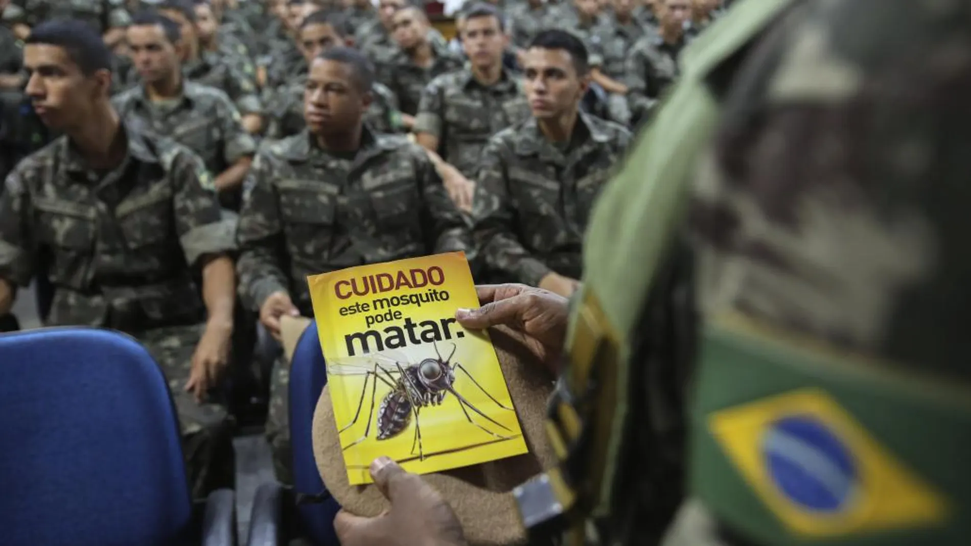 Soldados del Ejército brasileño asisten a una conferencia hoy durante una movilización de limpieza en el interior del cuartel para eliminar los criaderos del mosquito Aedes Aegypt en Sao Paulo