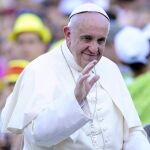 El papa Francisco saluda a su llegada al encuentro con miles de monaguillos en la Plaza de San Pedro en el Vaticano el pasado 4 de agosto
