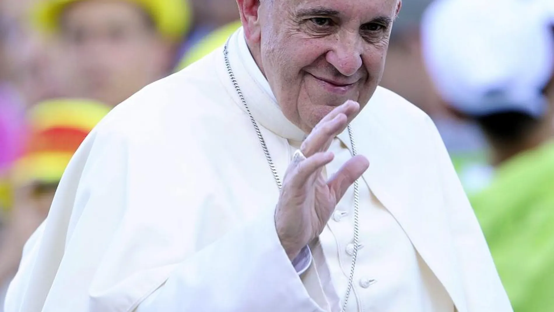 El papa Francisco saluda a su llegada al encuentro con miles de monaguillos en la Plaza de San Pedro en el Vaticano el pasado 4 de agosto