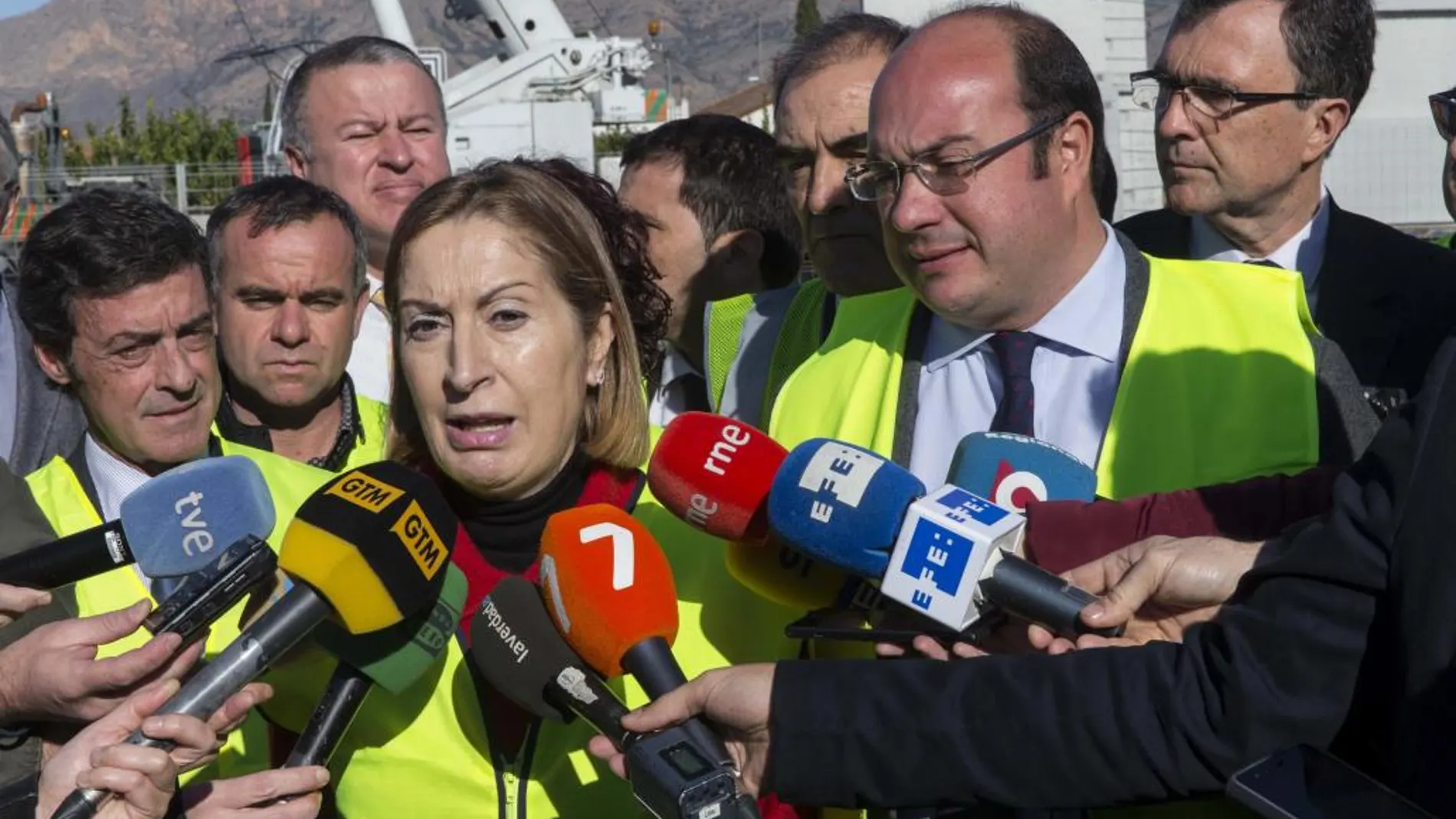 La ministra de Fomento en funciones, Ana Pastor, ayer durante la visita a las obras del AVE en Murcia
