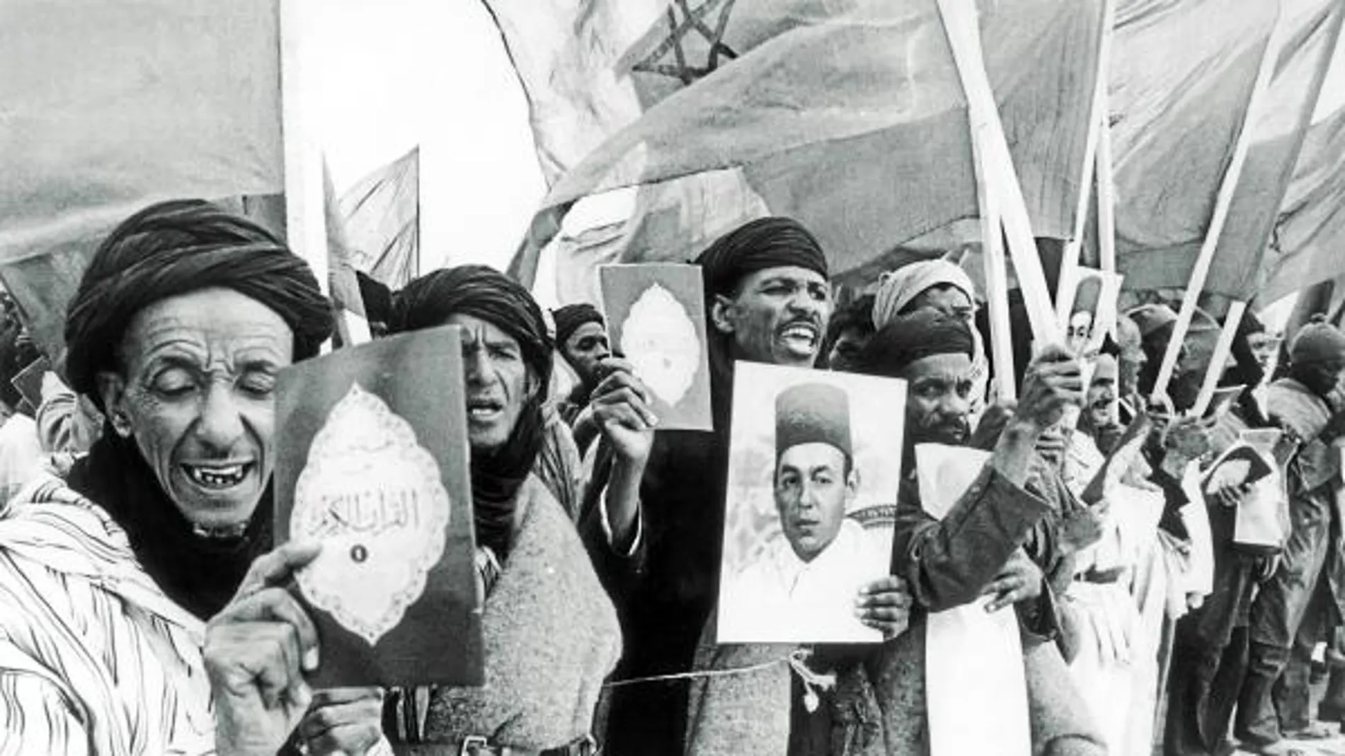 La Marcha Verde, compuesta por 350.000 súbditos de Hassan II, atraviesó la frontera internacional del Sáhara Occidental en noviembre de 1975