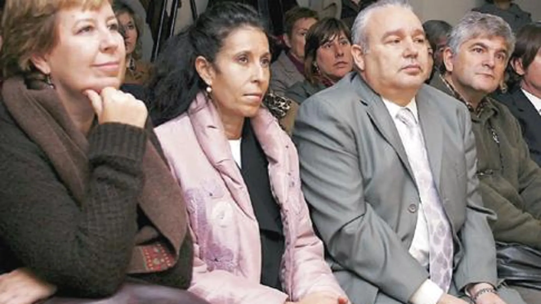 Maru Menéndez y Félix Palomo, en los extremos de la imagen, durante la inauguración de una fundación en el año 2007