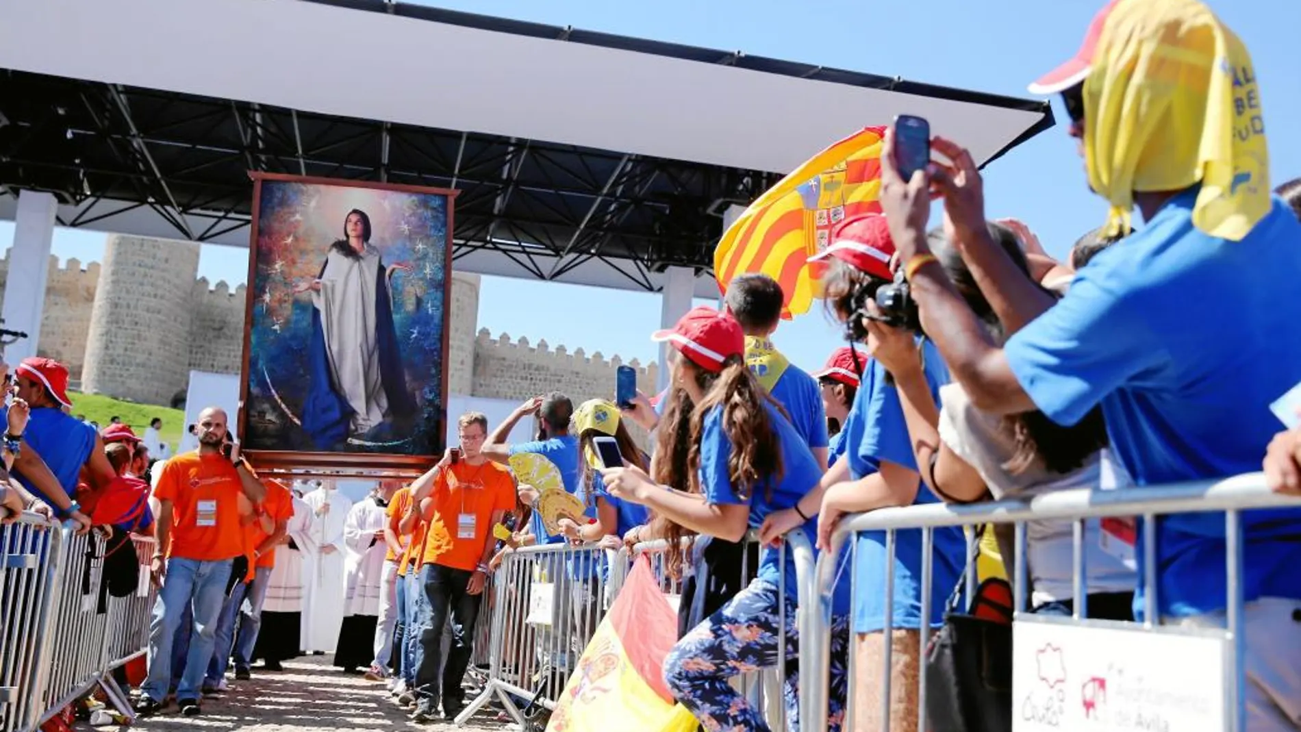 Jóvenes de Ciudad Real portan «La Inmaculada de los Jóvenes», obra de Isabel Guerra