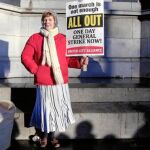 Una mujer conmina a los manifestantes a convocar una huelga general, ayer en Dublín