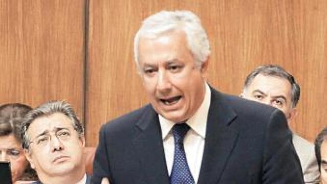 Arenas ofrece pactar doce reformas y Griñán se remite al acuerdo anticrisis