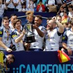Los jugadores del VRAC Quesos Entrepinares celebran el campeonato conseguido