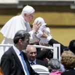 El Papa besa a un bebé hoy en la Plaza de San Pedro