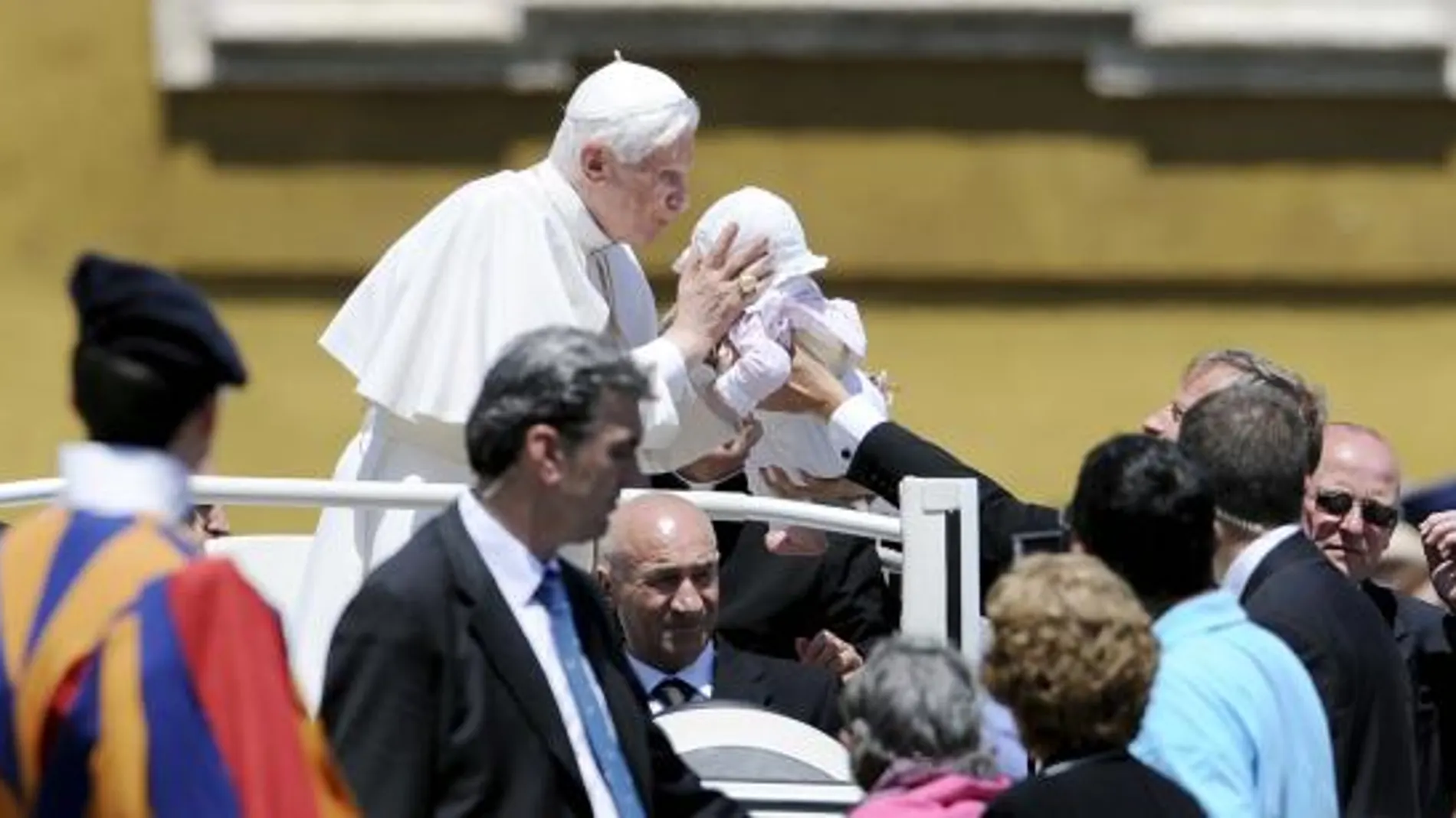 El Papa besa a un bebé hoy en la Plaza de San Pedro