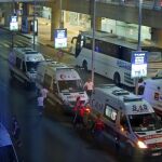 Servicios de emergencia en las afueras del aeropuerto de Ataturk
