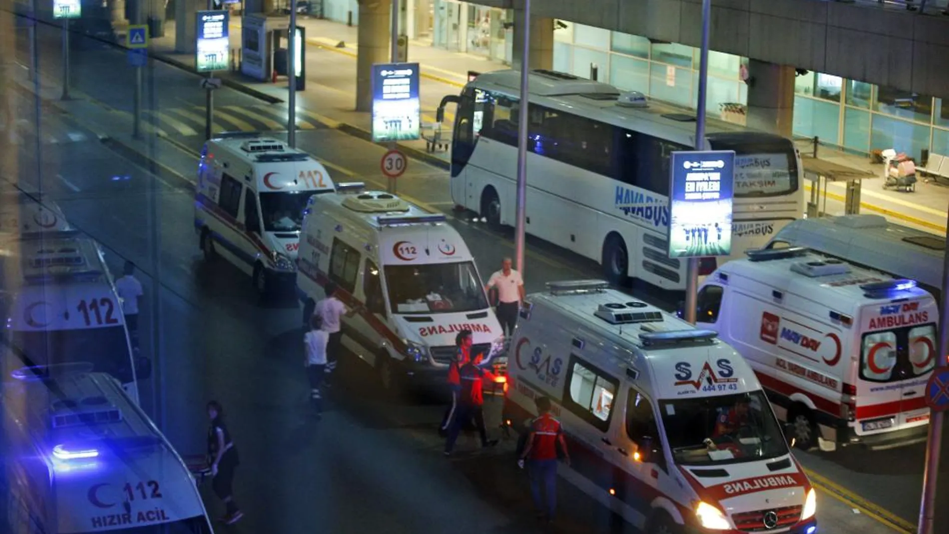 Servicios de emergencia en las afueras del aeropuerto de Ataturk