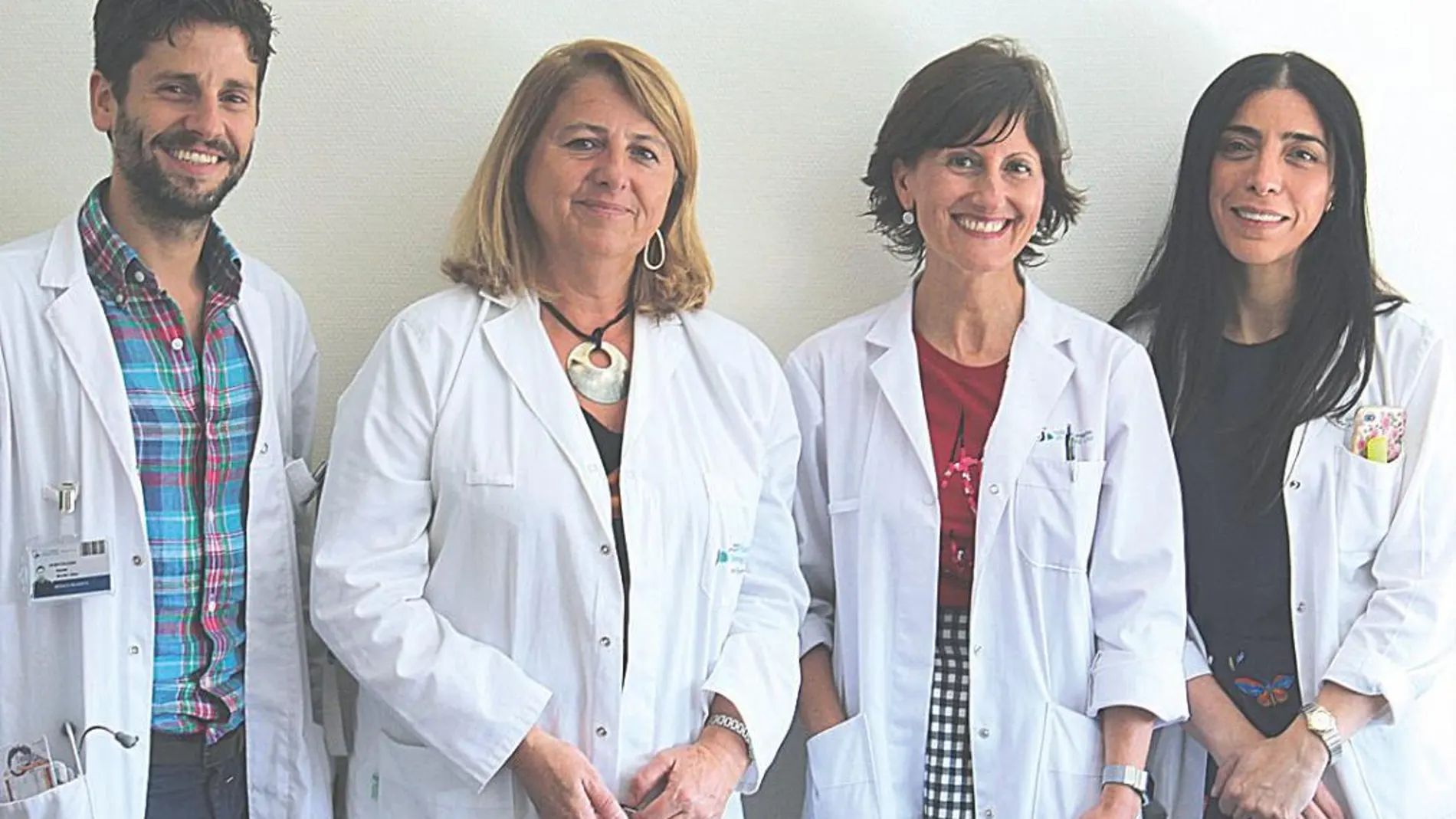 Dra. Pilar Llamas (segunda por la dcha), junto a hematólogos de la Unidad de Mieloma de la FJD