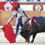 Saúl Jiménez Fortes dando un derechazo, ayer durante la faena de muleta al primer toro de la tarde de ayer en Las Ventas / Plaza 1