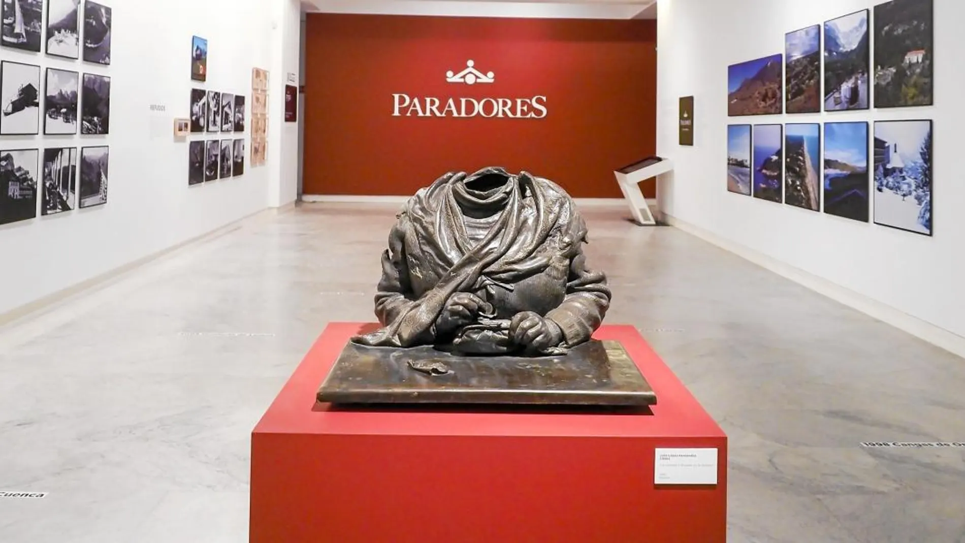 La exposición cuenta con 9.000 piezas, entre fotografías, objetos singulares, documentos inéditos y obras de arte.