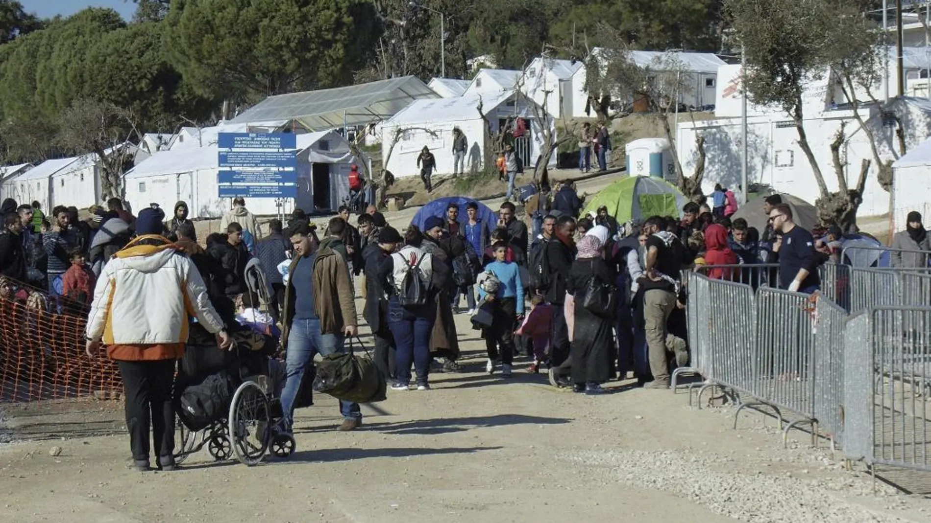Decenas de refugiados llegan a un campamento en obras en Moria, isla de Lesbos, Grecia, el 2 de febrero de 2016.