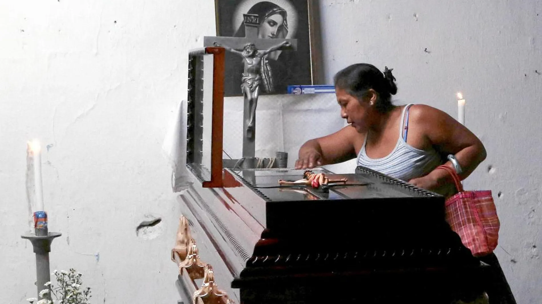 DE LUTO. Una mujer junto al féretro del activista Miguel ángel Jiménez, ayer, en Xaltianguis, en el Estado de Guerrero, el más violento del país
