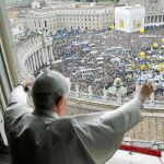 El Sumo Pontífice saluda a los fieles en la Plaza de San Pedro