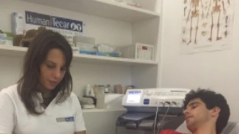 El diestro junto a su fisioterapeuta, Zani Monreal