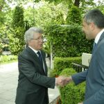 Enrique Cerezo saludando al embajador de Georgia