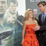 Chris Hemsworth, acompañado por su esposa, Elsa Pataky, a su llegada a la premiere