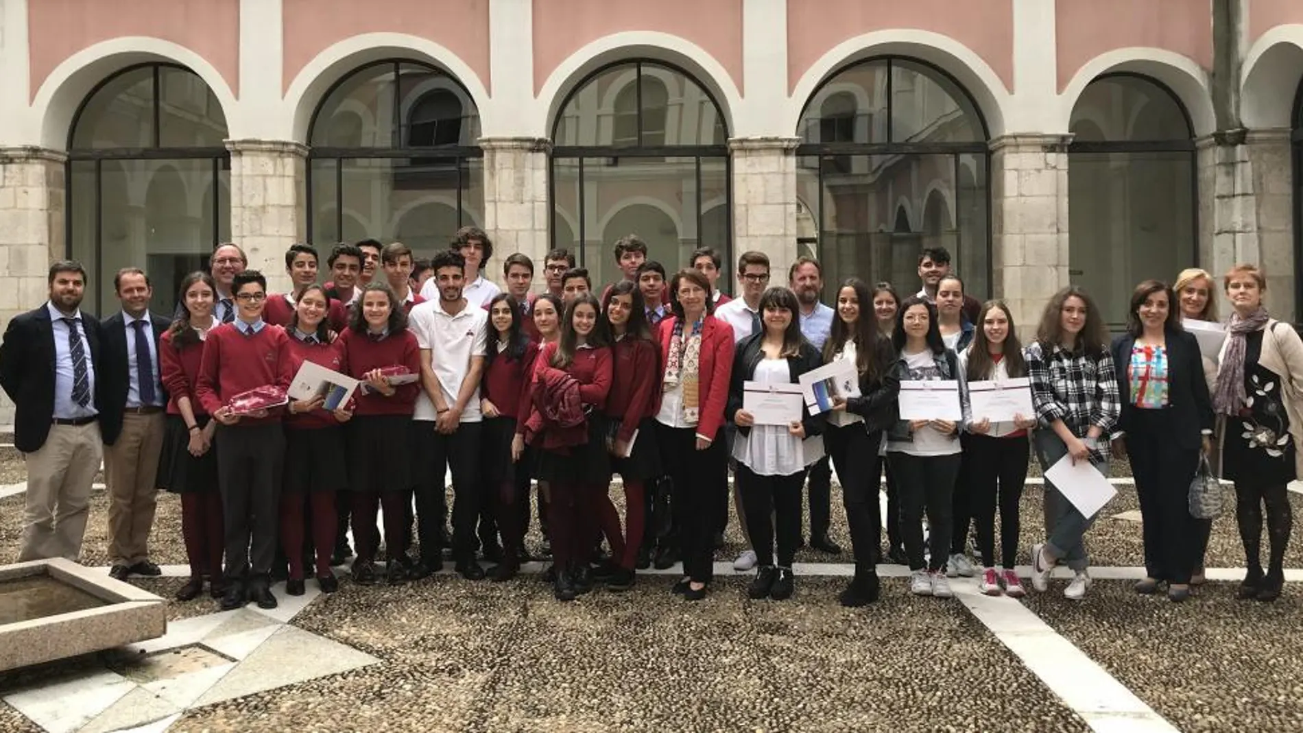 La directora general de Innovación y Equidad Educativa, María del Pilar González, junto a los alumnos del colegio Montessori de Salamanca y los del IES Pinar de la Rubia de Valladolid