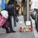 Los vitorianos dejan mensajes, velas y peluches en el lugar donde cayó la niña.