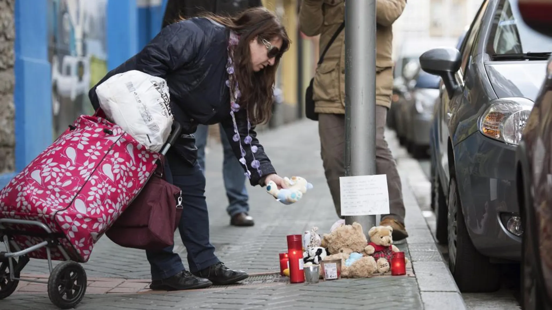 Los vitorianos dejan mensajes, velas y peluches en el lugar donde cayó la niña.