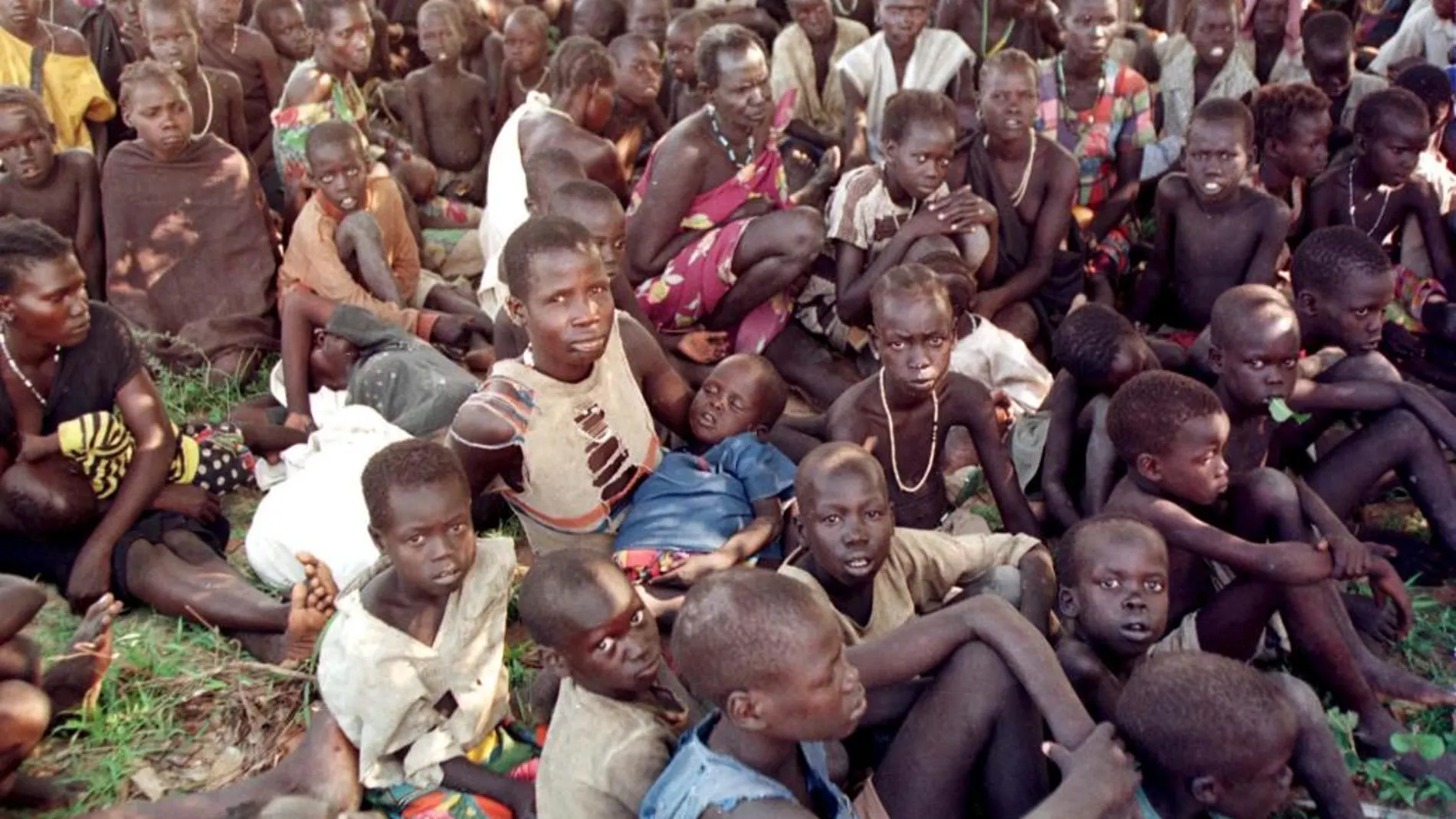 Un grupo de esclavos esperan a ser liberados en el sur de Sudán