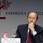 Rubalcaba se estrena con una llamada conciliadora a sindicatos y empresarios para pactar la reforma de pensiones