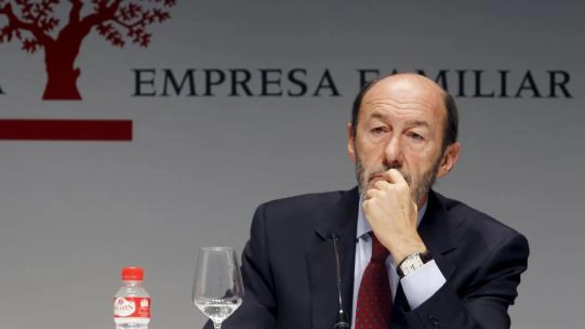 Rubalcaba se estrena con una llamada conciliadora a sindicatos y empresarios para pactar la reforma de pensiones