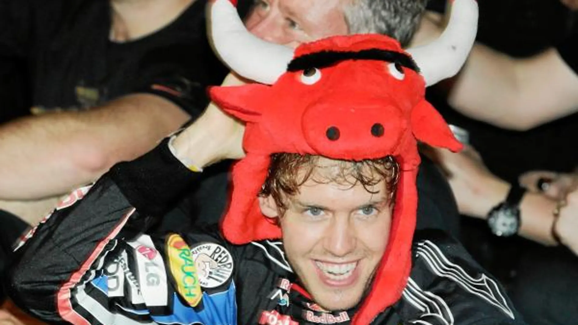 VETTEL festejó en el box de Red Bull su primer título de campeón del mundo
