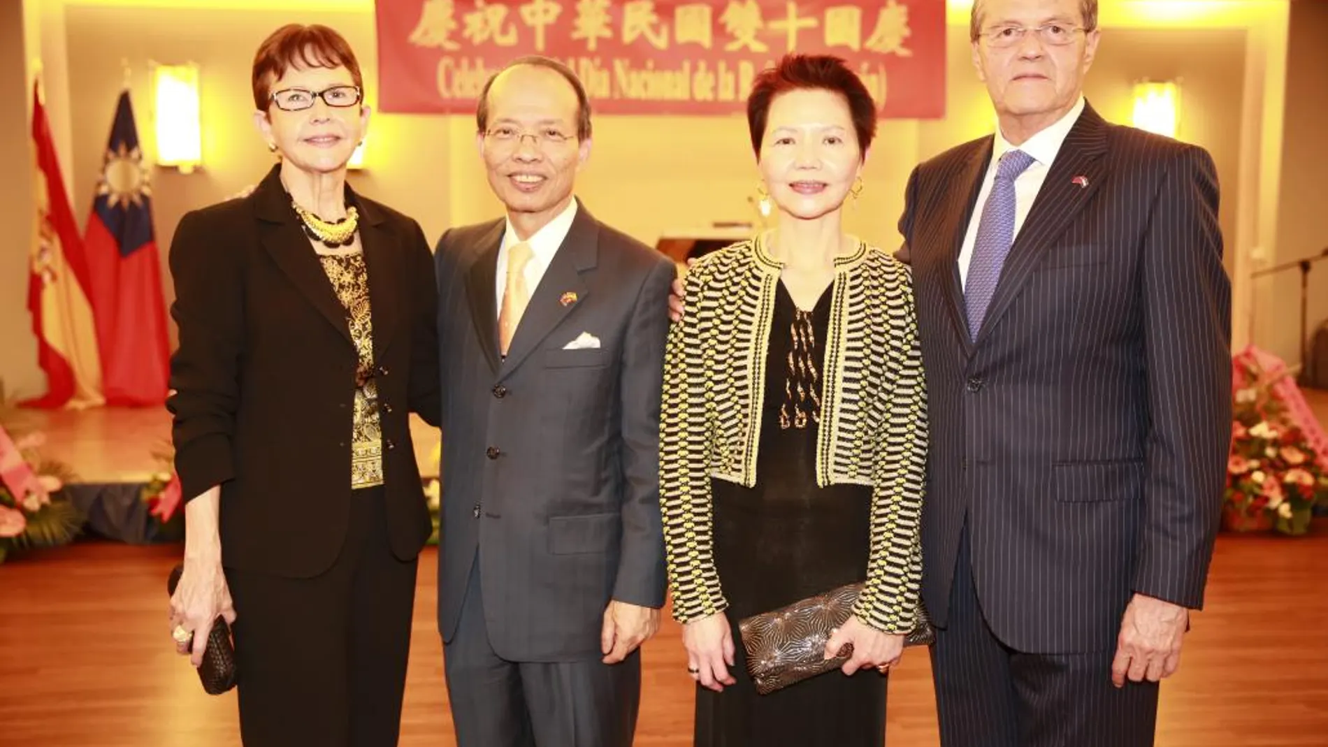 En el centro de la imagen, el embajador chino Javier Ching-shan Hou y su señora Teresa Lee; escoltados, a la izquierda, por doña Nancy Mejía y, a la derecha, don Norman García Paz, embajador de Honduras.