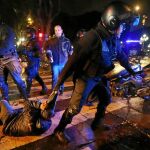 Un policía arrastra a uno de los manifestantes que protestaron contra la decisión de los senadores / Reuters
