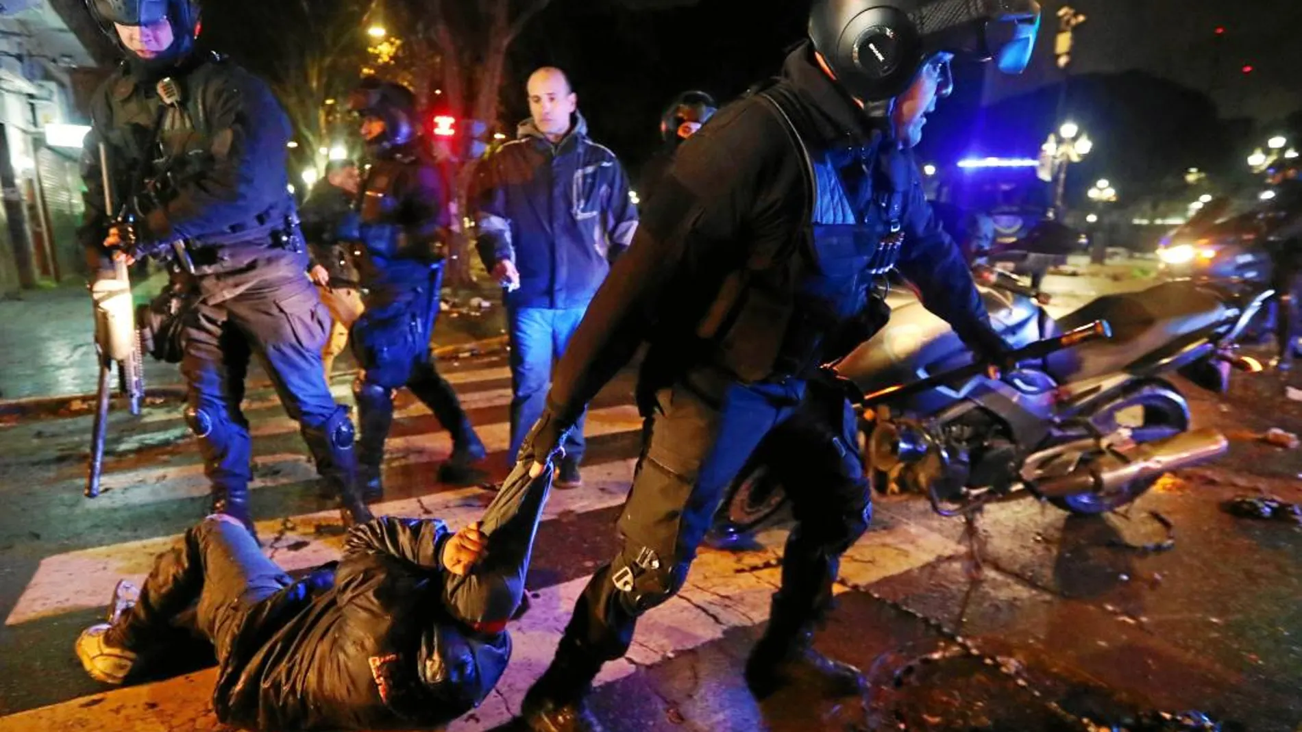 Un policía arrastra a uno de los manifestantes que protestaron contra la decisión de los senadores / Reuters