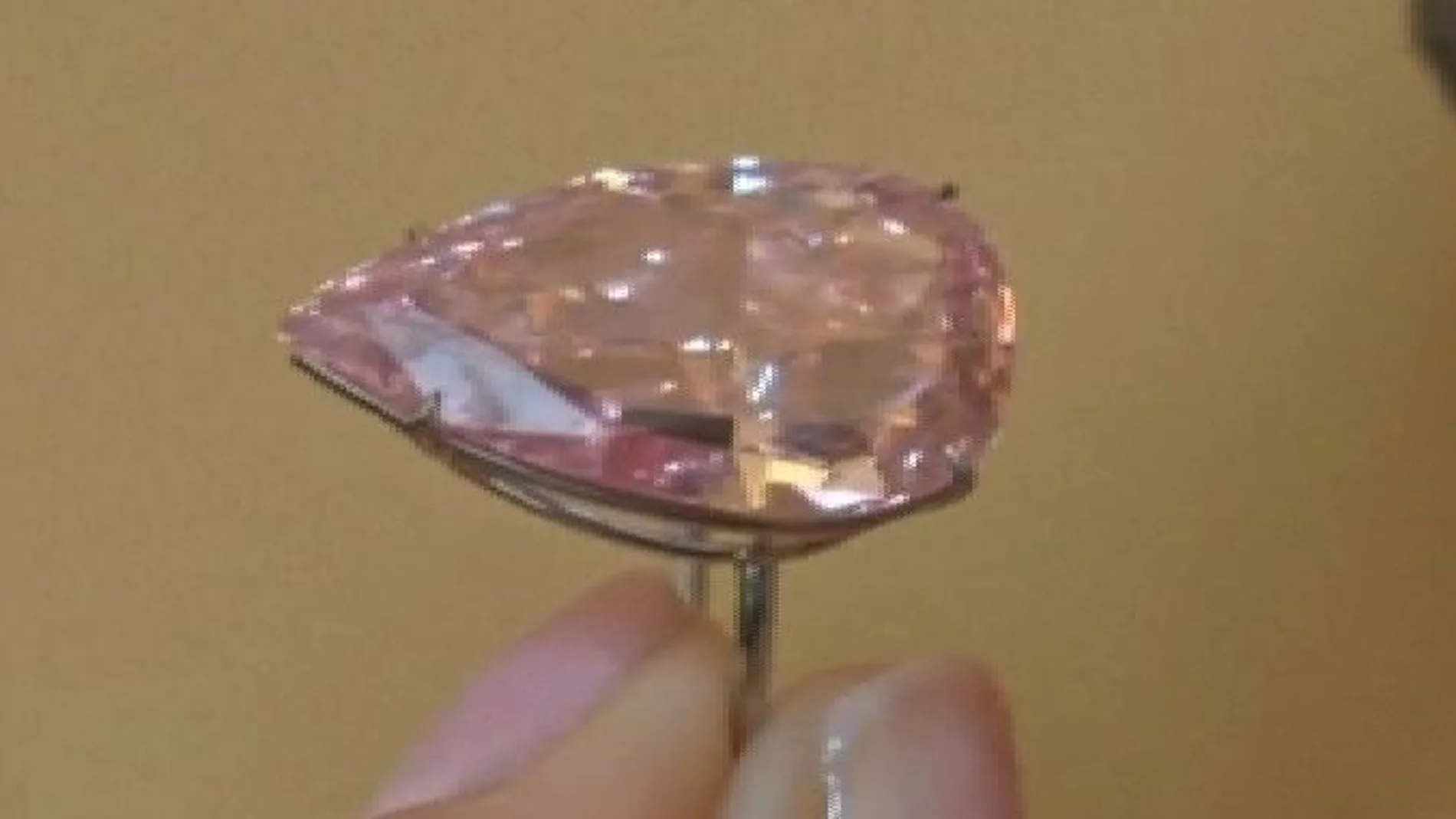 Subastado en Ginebra un diamante rosa por 28 millones